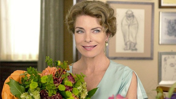 Blumen für die Dame: Vera (Gudrun Landgrebe) feiert 50. Geburtstag.