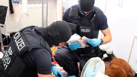 Bundespolizei sichert Spuren in der Wohnung eines verhafteten Schleusers