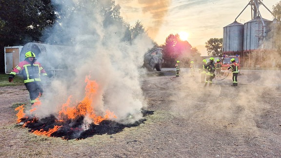 Für ihre Übung simulieren die Kameraden der Freiwilligen Feuerwehr einen Vegetationsbrand 