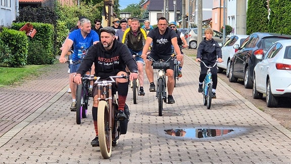 Die Dorfbewohner radeln gern und viel. Drei Mal in Folge haben sie einen Wettbewerb im Vielradeln gewonnen 