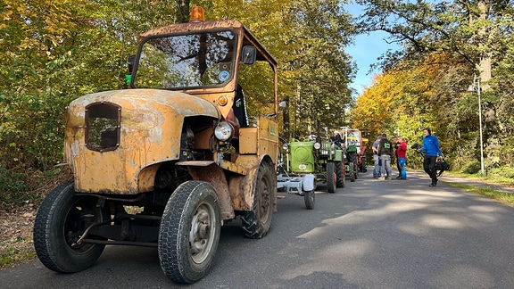 Die Traktorfreunde aus Mahlis schrauben gerne an ihren Schätzchen, auch am sogenannten "Pomßen Schlepper", der auf Flughäfen als Gepäckschlepper eingesetzt wurde.  