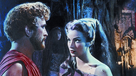 Odysseus (Kirk Douglas) landet während seiner Irrfahrt bei Circe (Silvana Mangano), die ihn umschmeichelt.