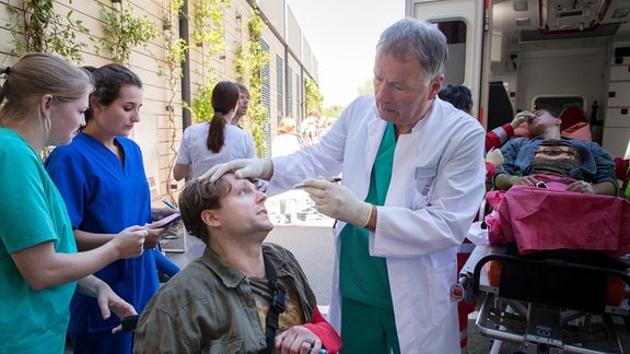  Auf einem Rockfestival in der Nähe von Leipzig ist es zu einer Massenpanik gekommen. Dr. Roland Heilmann (Thomas Rühmann) hat alle Hände voll mit der Erstaufnahme der Patienten zu tun und diese in die vorgesehenen Dringlichkeits-Bereiche einzuteilen.