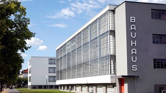 Bauhaus Schriftzug an Gebäude