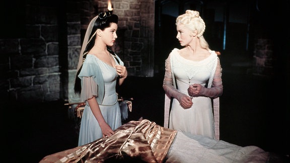 Die Königstöchter Aleta (Janet Leigh) und Ilene (Debra Paget) pflegen den verwundeten Prinz Eisenherz.