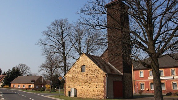 Rohne ist klein. So klein, dass es noch nicht mal eine Kirche hat, dafür aber einen Feuerwehrturm. Er ist das Wahrzeichen im Dorfkern.