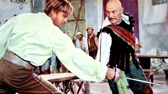 Luis Monterey (Lex Barker, l.), der durch Verrat seine Kapitänsehre verloren hat, kämpft gegen Olonese (Livio Lorenzon), dem Anführer der Piraten auf Tortuga.