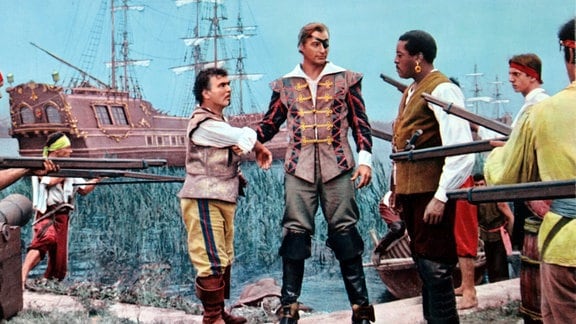 Der einstige spanische Kapitän Luis Monterey (Lex Barker, Mitte) wird auf Tortuga selbst zum Piraten.