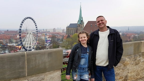 Tochter Xenia (10) mit Christian Hopf in Erfurt auf dem Petersberg, Blick auf den Dom Erfurt