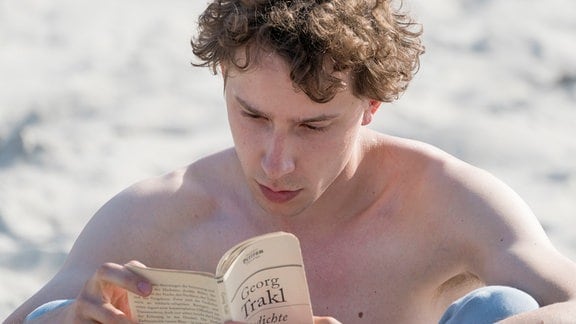 Ed (Jonathan Berlin) liest am Strand