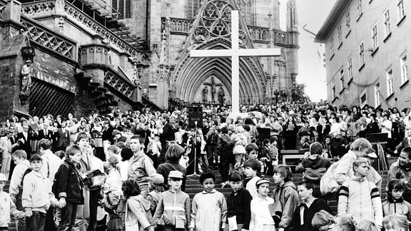 Erfurt im Mai 1988: Mehrere Familien aus Sömmerda und Erfurt besetzen den Mariendom. Nach dem Gottesdienst bitten sie um Kirchenasyl. Sie fordern die Genehmigung ihrer Ausreiseanträge und wollen ein Zeichen gegen Behörden- und Stasi-Willkür setzen. 