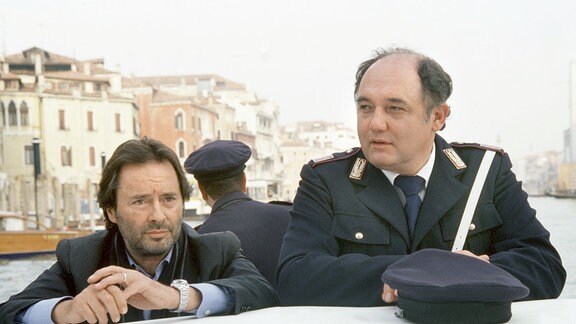 Commissario Brunetti (Uwe Kockisch, li.) und sein Assistent Sergente Vianello (Karl Fischer) auf einem Boot