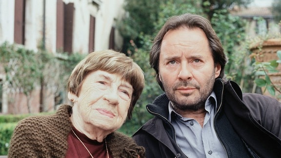 Commissario Brunetti (Uwe Kockisch) und seine Mutter (Christel Peters) blicken in die Kamera.