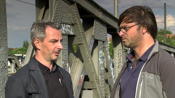  Frank Ebert (links) und Riccardo Barkawitz (rechts) auf der Bornholmer Brücke in Berlin