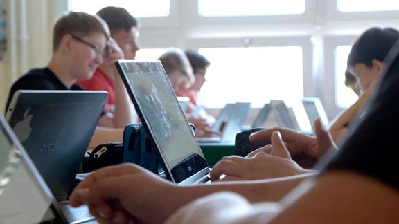 Digitaler Unterricht in der Regelschule Warza (Staatliche Regelschule "Nessetalschule" Warza.)