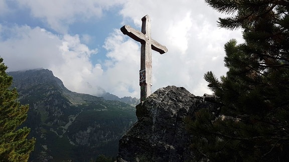 Ein Holzkreuz auf einem Gipfel der Hohen Tatra.