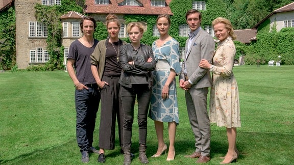 Von links nach rechts: Leander Hochstetten (Laurence Rupp), Silvia Hochstetten (Patricia Aulitzky), Alexandra Winkler (Julia Franz Richter), Margarethe Loss (Jeanette Hain), Maximilian Hochstetten (Christoph Luser) und Marie Hochstetten (Michou Friesz)