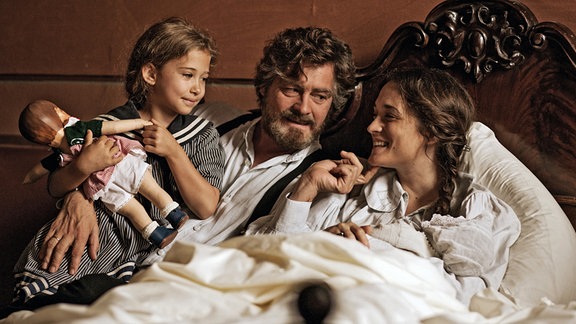 Auch ohne Trauschein sind Katharina (Friederike Becht), Max (Fritz Karl) und ihre kleine Tochter Maria (Helena Schönfelder) eine glückliche Familie.