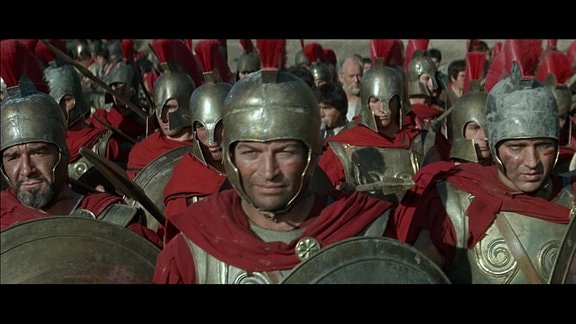 Unter Führung des Heerführers Leonidas (Richard Egan, Mitte), genannt der „Löwe von Sparta“, stellen sich 300 mutige Spartaner der persischen Streitmacht entgegen. 