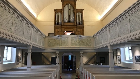 Zu sehen ist das Kirchenschiff der St.-Annen-Kirche sowie deren 150-jahre-alte Orgel. 