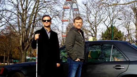 Der Taxifahrer Nikolai Falk (Andreas Guenther) übernimmt den Job des cleveren Privatchauffeurs mit Berliner Schnauze und geht gemeinsam mit dem Ex-Chefinspektor Alexander Haller (Philipp Hochmair) auf Verbrecherjagd.
