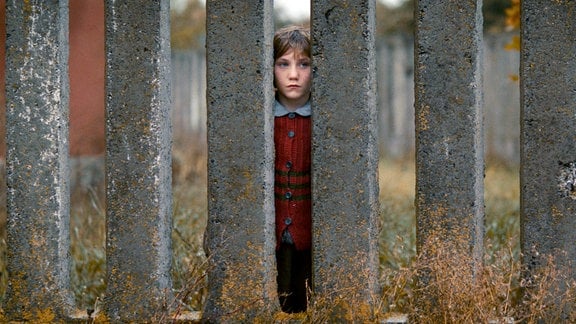 Jasja (Anastasiya Plyats) sehnt sich nach ihrem Vater und wartet jeden Tag an der Mauer des Waisenhauses auf ihn.