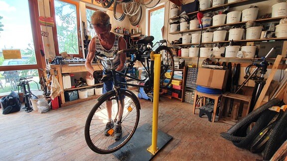 Geld verdient wird auch im Dorf. Oliver hat eine Werkstatt für Fahrradreparaturen. Raum und Werkzeuge teilt er sich.