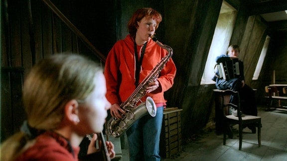 Inga (Marie Rother, hinten mit Saxophon) und Marie (Ricarda Ramünke, vorn) spielen für einen Wettbewerb einer Band vor.