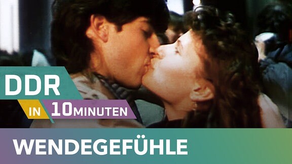 Ein Mann und eine Frau küssen sich