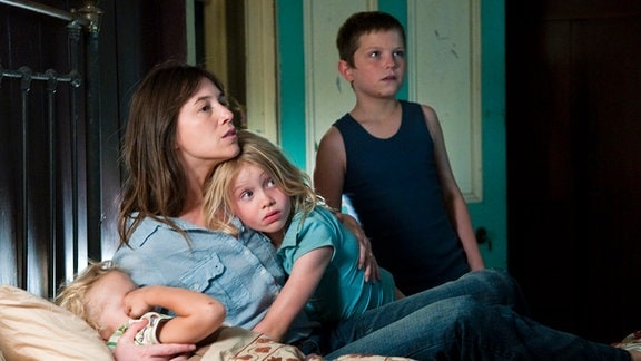 Angst vor dem Sturm: Dawn (Charlotte Gainsbourg) und ihre Kinder Charlie (Gabriel Gotting), Simone (Morgana Davies) und Lou (Tom Russell, re.).