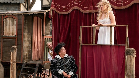 Kammerzofe Lisbeth (Luise von Finckh) hat Premiere von 'Romeo und Julia'.