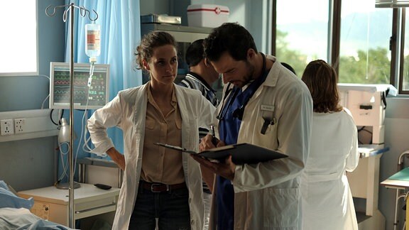 Filipa und Daniel rätseln, was der Patientin Tanja (Amanda Khan) fehlt. Sie wurde bei einem Verkehrsunfall schwer verletzt - die Ärzte kämpfen um das Leben der alleinerziehenden Mutter.