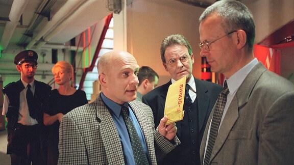 Kommissar Nard (Henryk Talar, Mitte), Dr. Gordon (Juergen Reuter, 2.v.r.), Matthaus (Jerzy Gudejko, re.).