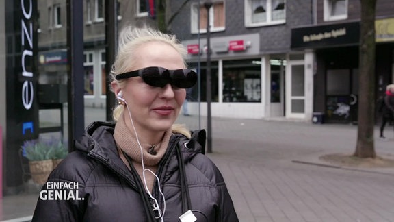 Henriette Fee Grützner probiert eine VR-Brille aus.