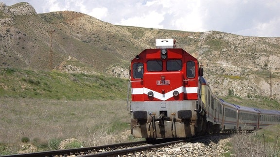 Der Transasia Express vor Sivas in den Bergen.