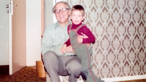 Erich Honcker mit seinem Enkel Roberto.