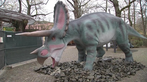 Ein Dinosaurier-Modell im Leipziger Zoo.