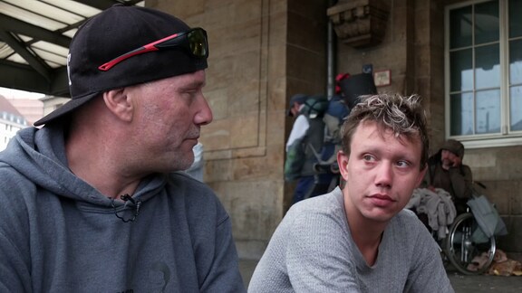 Ben sitzt mit seinem obdachlosen Vater Budda vor dem Westeingang des Leipziger Hauptbahnhofs