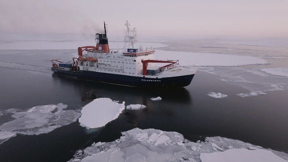Das Forschungsschiff Polarstern am Nordpol