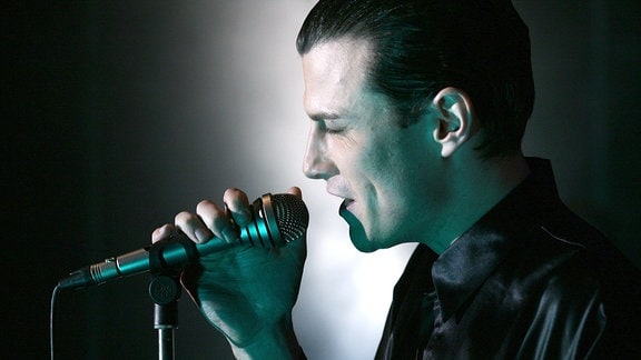 Der Österreicher Johann Hölzel (Manuel Rubey) macht als Pop-Sänger „Falco“ Karriere.