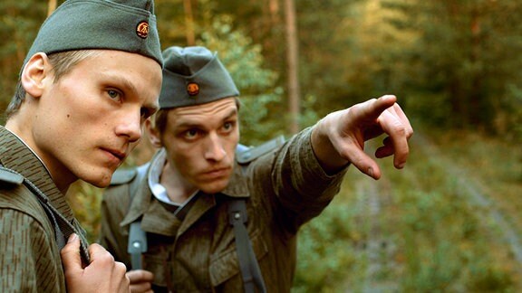 Die NVA-Soldaten Schaller (Anton Spieker, li.) und Schmidt (Nico Ehrenteit) patrouillieren an der Grenze.