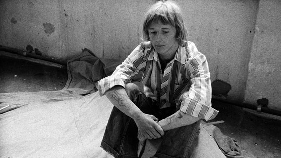 Dieser schwarz-weiß-Dokumentarfilm aus dem Jahr 1978, der bis 1989 verboten wurde, berichtet über eingewiesene Jugendliche im Kinderheim von Mentin.