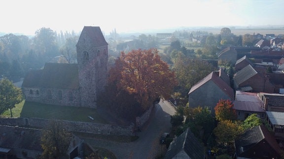 Das Dorf Schinne mit Kirchturm