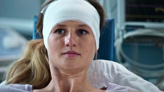 Nadine Bütow (Tina Schorcht) im Krankenhaus