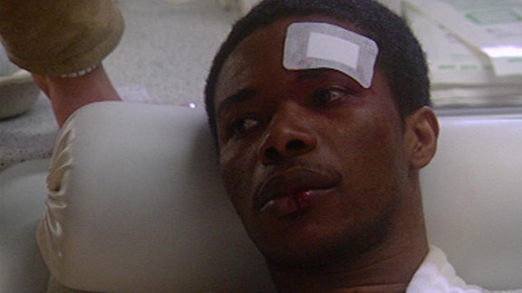 Der aus Afrika stammende Sammy Benour, Praktikant in der Sachsenklinik, ist zusammengeschlagen worden. 