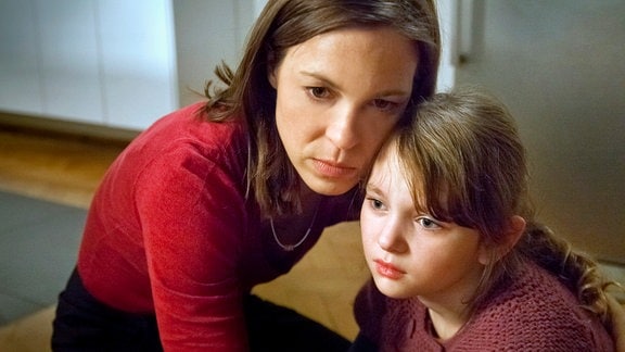 Kathrin (Anneke Kim Sarnau) tröstet Merle (Greta Bohacek).