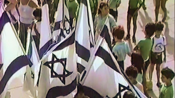 Eine Gruppe Kinder mit israelischen Flaggen.