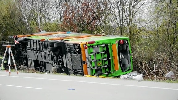 Ein umgestürzter Bus.