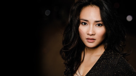 Mai Duong Kieu, Porträtbild, eine Frau mit dunklem Haar blickt in die Kamera