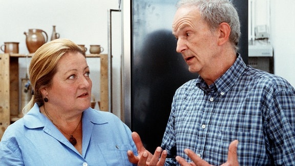 Rechtsanwalt Dr. Gössel (Michael Gwisdek) steht rechts neben Marga (Marianne Sägebrecht)